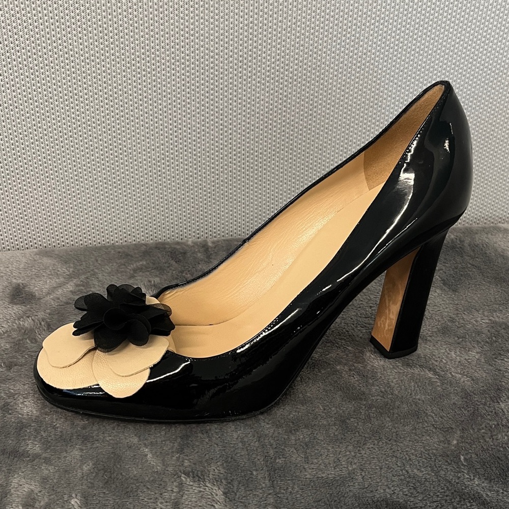 Kate Spade patent leather pumps w/floral appliqué, chunky heel. Black, cream 9.5